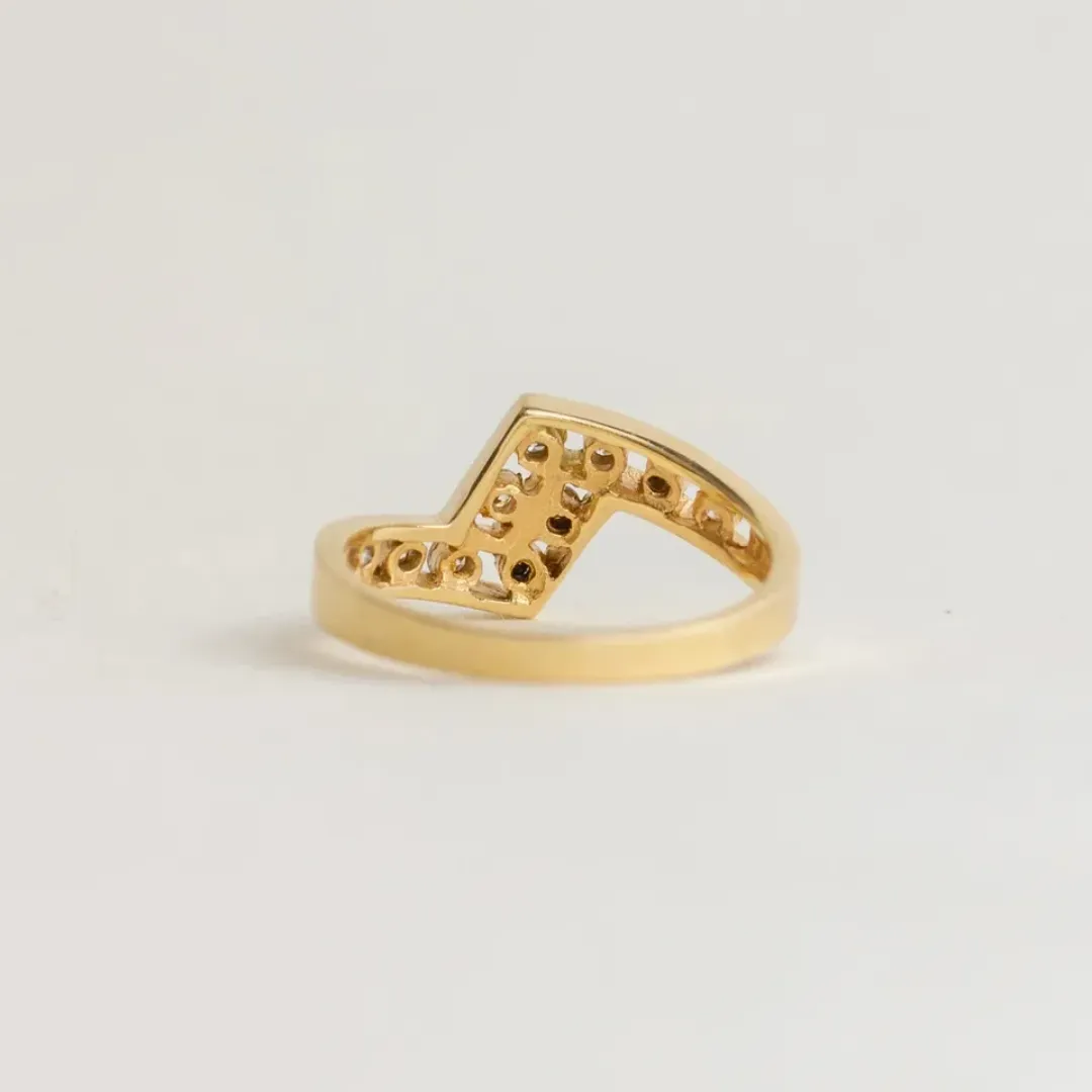 /public/photos/live/Unique Round Cut Moissanite Zig-Zag Promise Ring 601 (2).webp